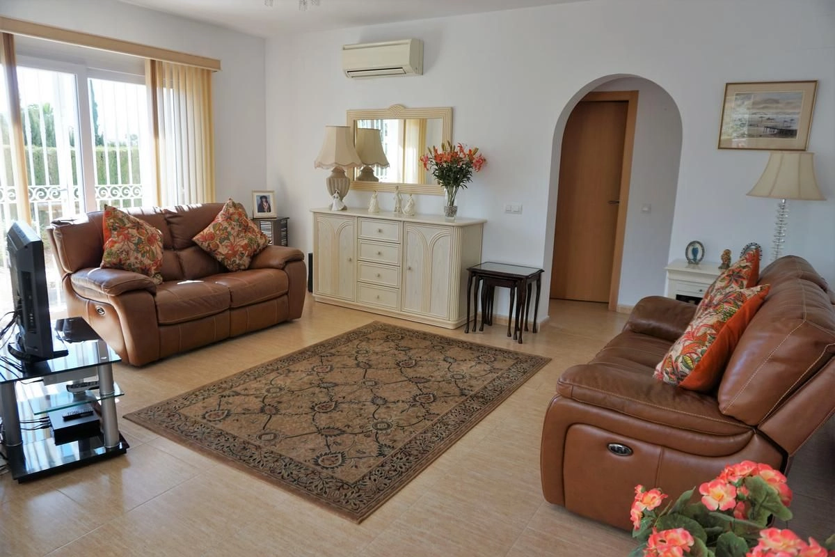 Salón de la bonita villa de 3 habitaciones