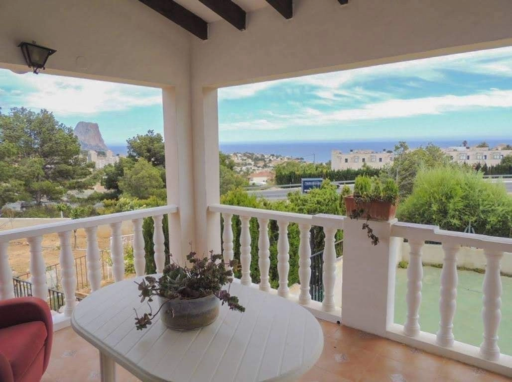 Vistas del amplio chalet con piscina privada