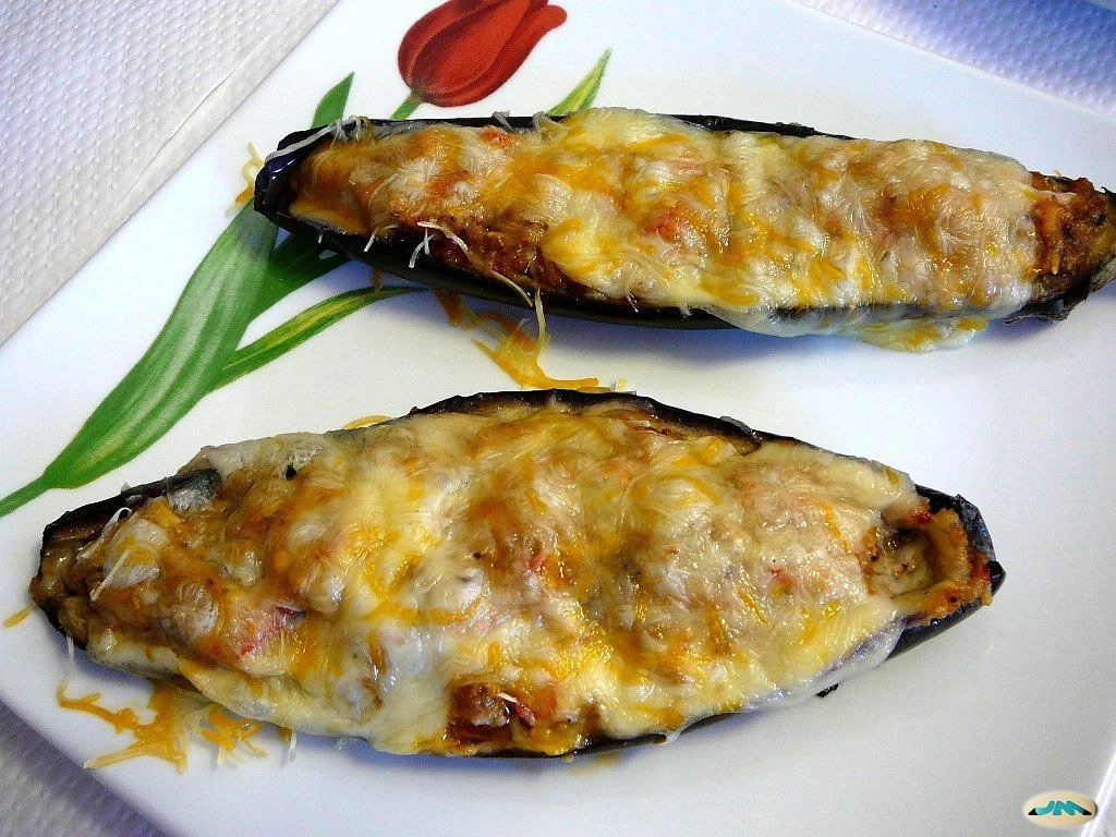 Foto final de la sabrosa receta de berenjenas rellenas al horno