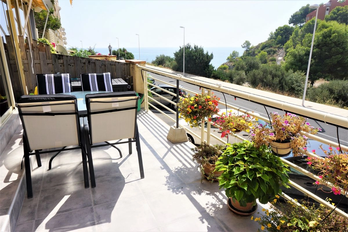 Terraza del apartamento reformado y con piscina comunitaria