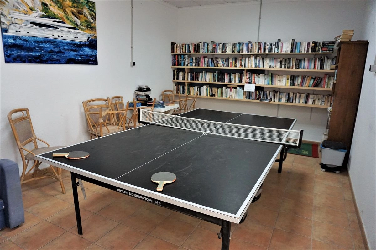 Mesa de ping pong y biblioteca