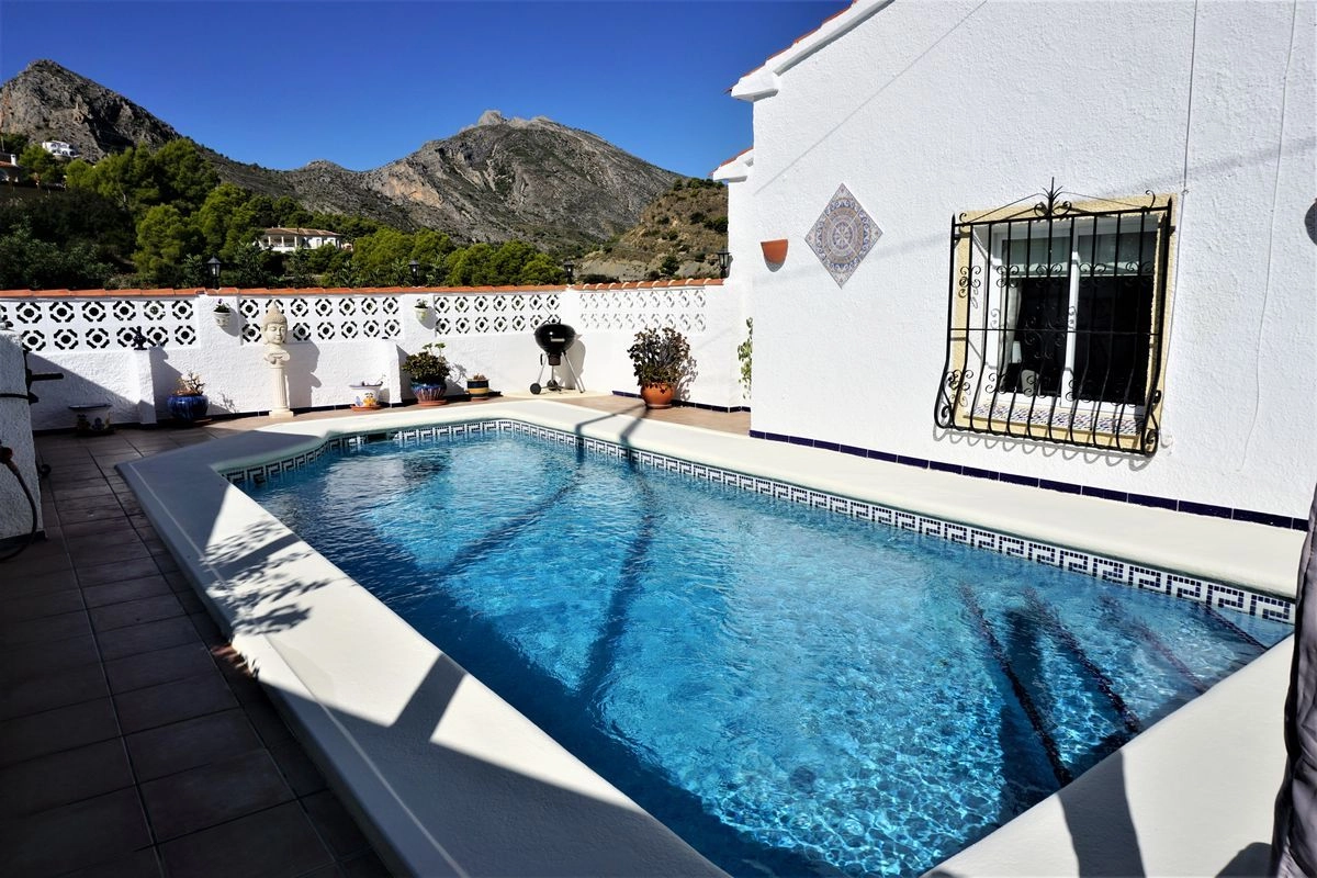 Piscina de la Villa reformada de 4 dormitorios y vistas al mar