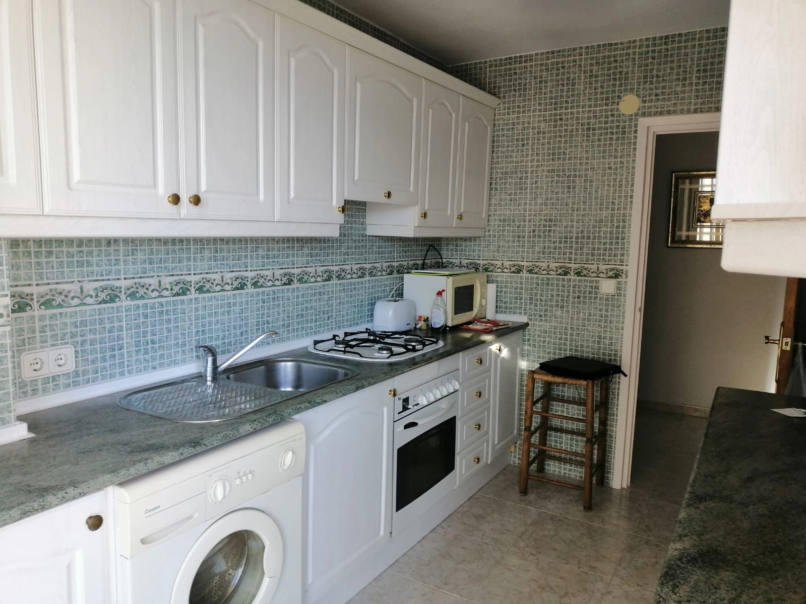 Cocina del acogedor apartamento de 2 dormitorios con vistas al mar