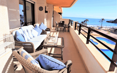 Soleado apartamento en primera línea de playa en Calpe