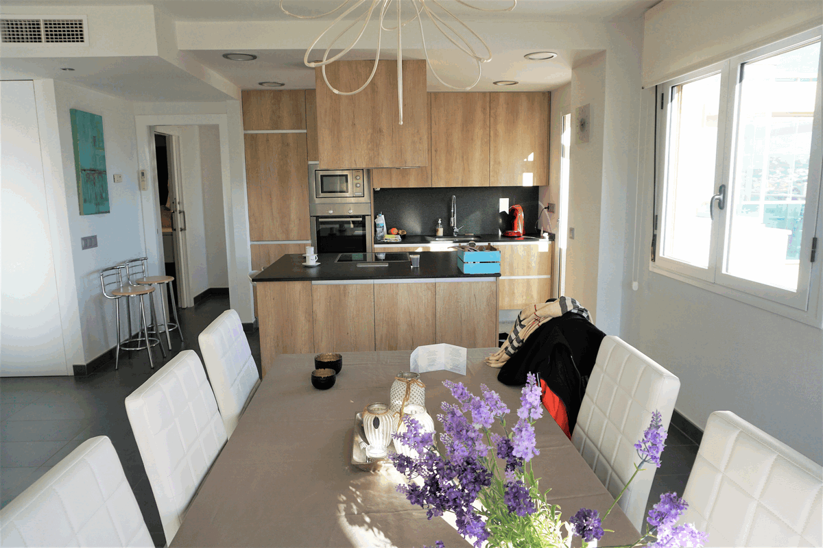 Cocina del Amplio y moderno apartamento con vistas al mar