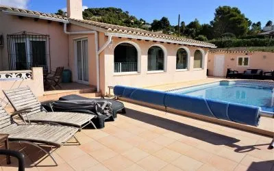 Amplia villa de 4 dormitorios y piscina en Calpe