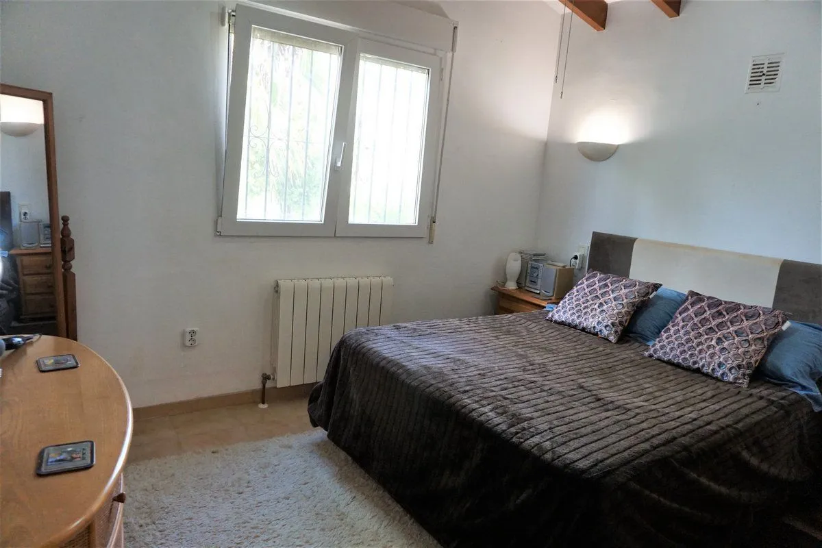 Dormitorio de la amplia villa de 4 dormitorios y piscina en Calpe