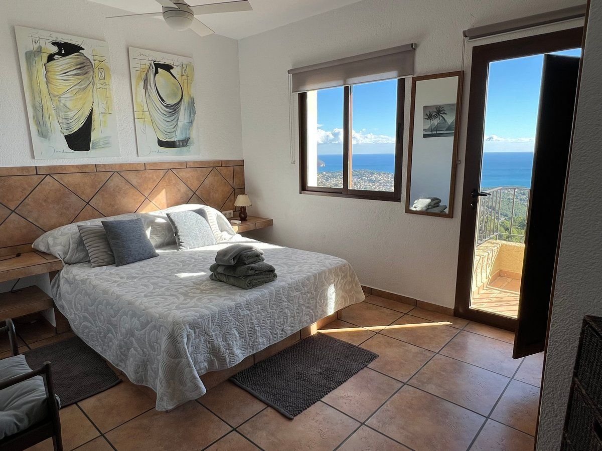 Dormitorio de la Villa con espectaculares vistas al mar en Benissa