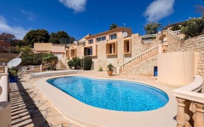 Magnífica villa familiar con vistas al mar a la venta en Calpe
